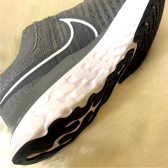SOLD New in Box Woen Nike React Infinity Run FK2 Grey Rubber shoe Sneakers - Picture 5 of 10